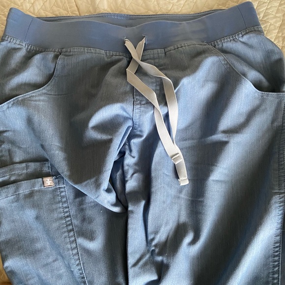 SOLD Figs Denim Kade Cargo Scrub - Picture 3 of 4